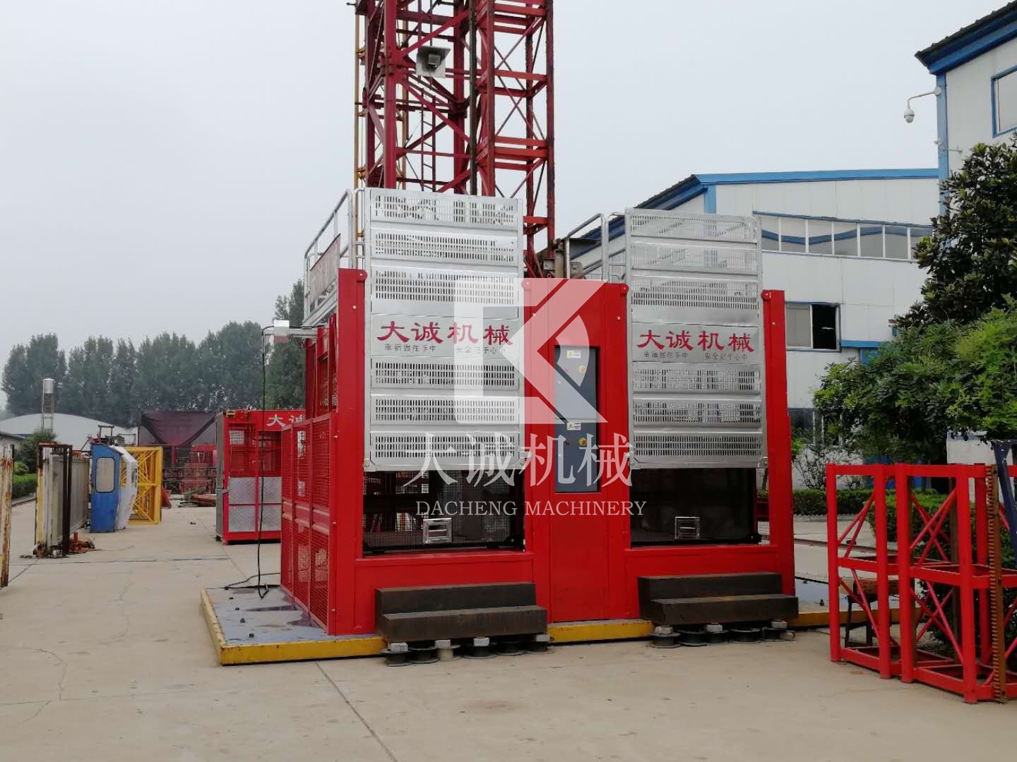 可以載人載物的建筑工地施工電梯價(jià)格多少？