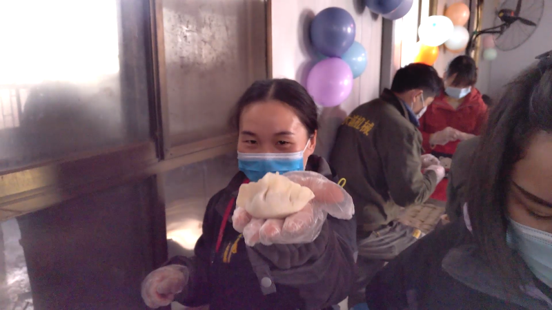 筷子取餡面中填，巧手捏出玲瓏褶